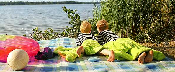 Kinder blicken auf Schwielowsee