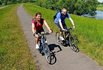 Radler auf dem Oder-Neiße-Radweg