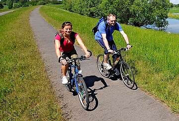 Radler auf dem Oder-Neiße-Radweg