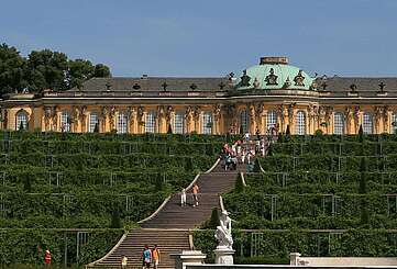 Fontäne vor Schloss Sanssouci in Potsdam