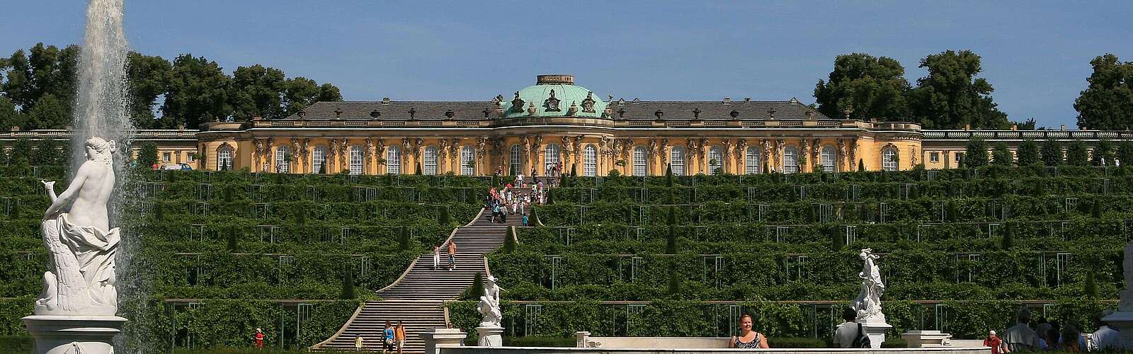 Fontäne vor Schloss Sanssouci in Potsdam