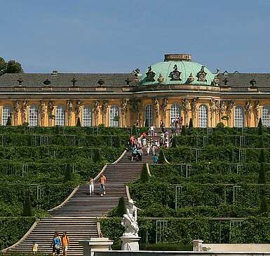 Fontäne vor Schloss Sanssouci in Potsdam