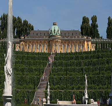 Fontäne vor Schloss Sanssouci in Potsdam