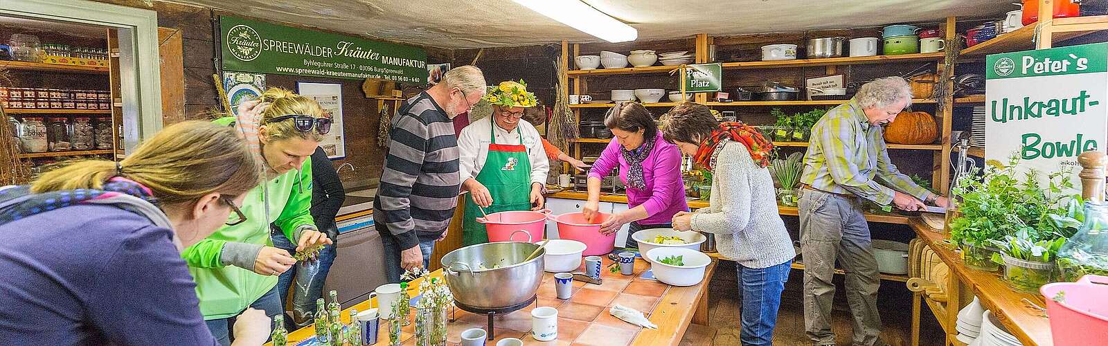 Peter Franke gibt einen Kräuterkunde-Kurs