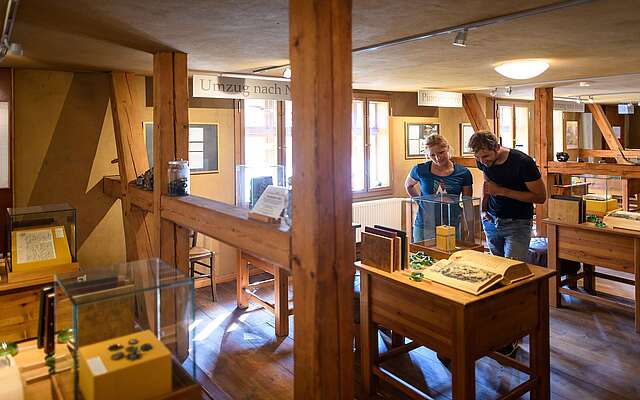 Besucher im historischen Glasmacherhaus in Neuglobsow Besucher im historischen Glasmacherhaus in Neuglobsow