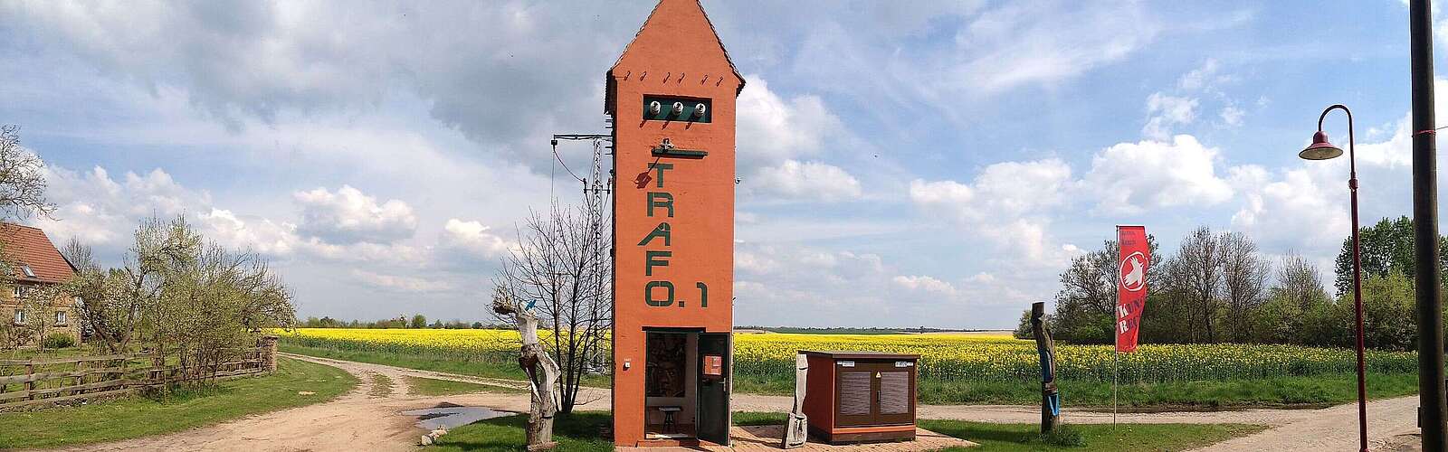 Galerie Trafo 1 in Regenmantel