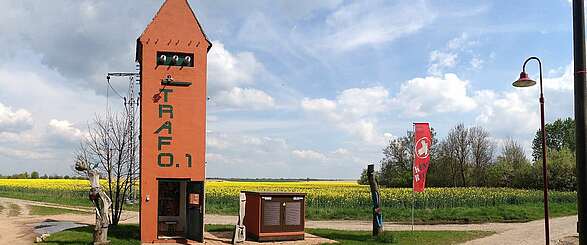 Galerie Trafo 1 in Regenmantel