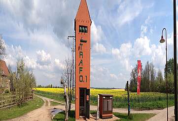 Galerie Trafo 1 in Regenmantel