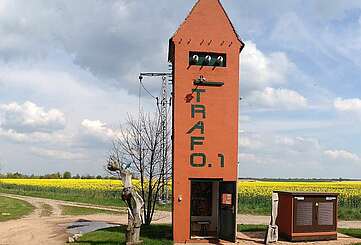 Galerie Trafo 1 in Regenmantel