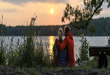 Paar genießt den Sonnenuntergang am Stechlinsee