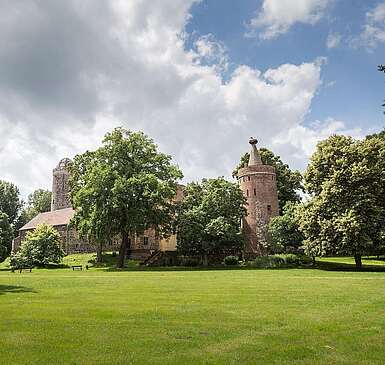 Burg Ziesar mit Grünanlage