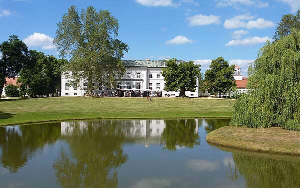 Hochzeitsfeier vor dem Schloss Neuhardenberg