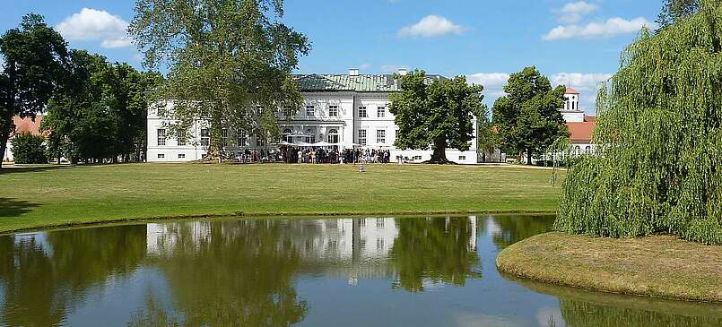 Hochzeitsfeier vor dem Schloss Neuhardenberg