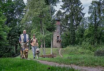 Paar mit Hunden am Askanierturm