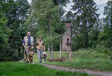 Paar mit Hunden am Askanierturm