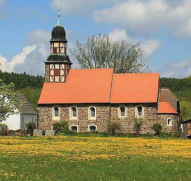 Blick auf die Dorfkirche Raben