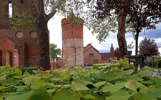 Blick zum Pulverturm am Park vor dem Stadttor in Mittenwalde