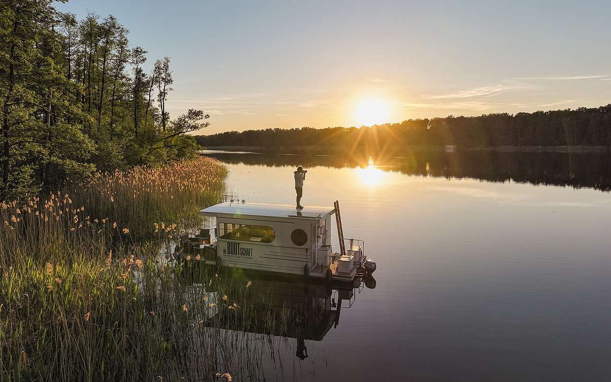 Hausboot im Sonnenuntergang