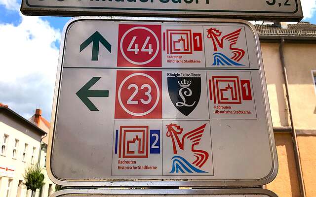 Knotenpunkt-Wegweiser in Gransee im Ruppiner Seenland