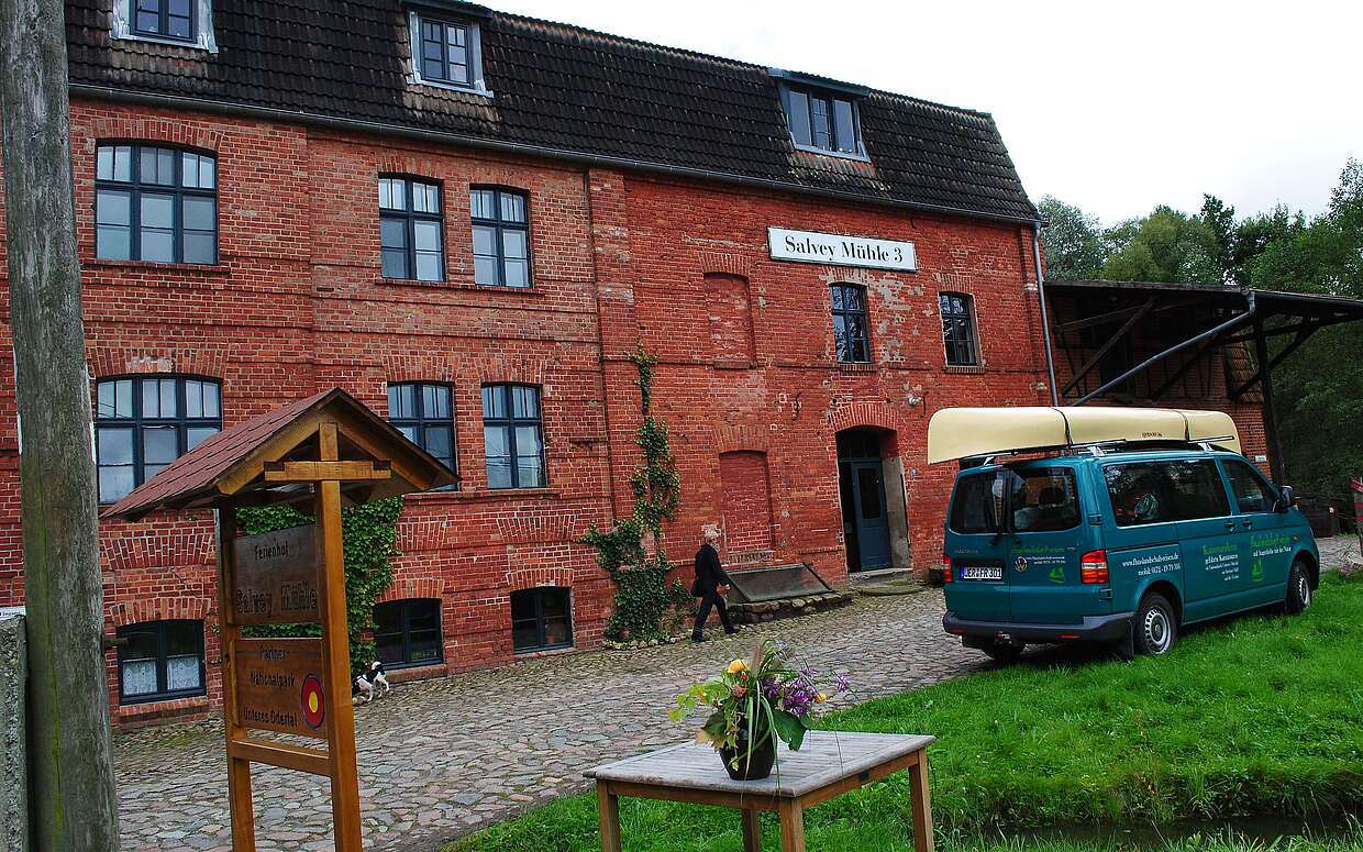 Der Ferienhof Salveymühle scheint mitten in der uckermärkischen Wildnis zu liegen.