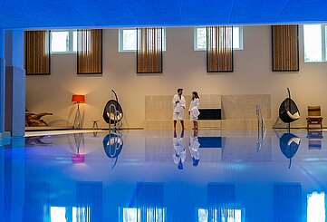 Paar im Wellnessbereich