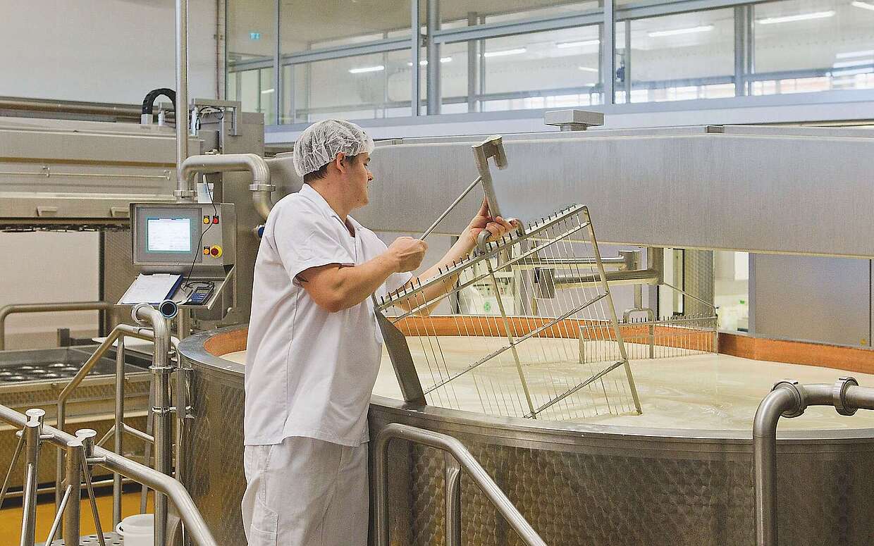 In der Gläsernen Molkerei können sich Besucher unter anderem ein Bild davon machen, wie Käse entsteht.
