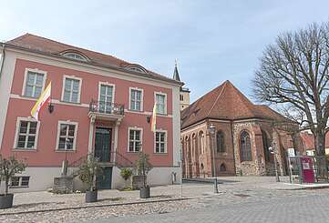Das Rathaus in Beelitz mit Kirche