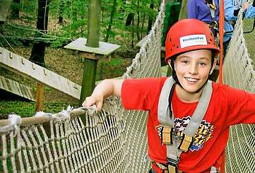 Auf einer Hängebrücke im Abenteuerpark Potsdam