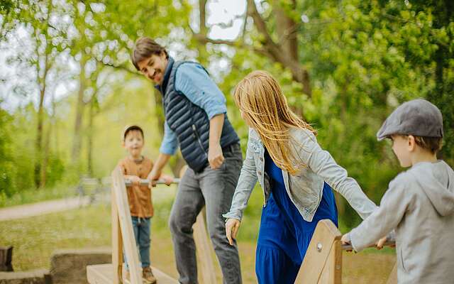 Familie auf dem Wasserspielplatz im Volkspark Potsdam