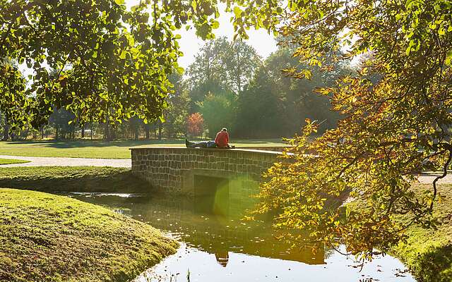 Paar im Park Neuhardenberg im Herbst