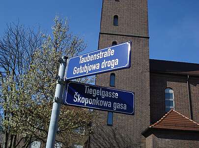 Straßenschild auf deutsch / sorbisch in Cottbus