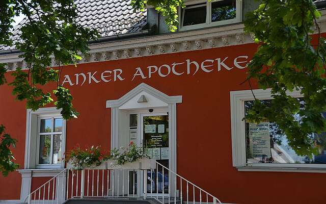 Im Jahr 1993 hat Beatrix Schlegel die Anker-Apotheke in Milow übernommen.