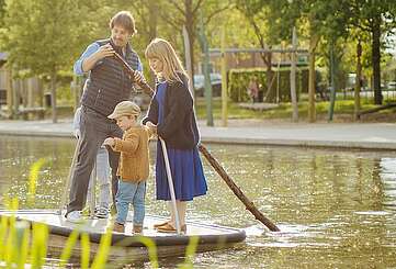 Familie auf dem Wasserspielplatz im Volkspark Potsdam