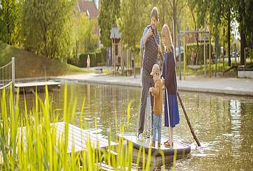 Familie auf dem Wasserspielplatz im Volkspark Potsdam