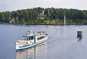 Ausflugsschiff vor dem Park Babelsberg
