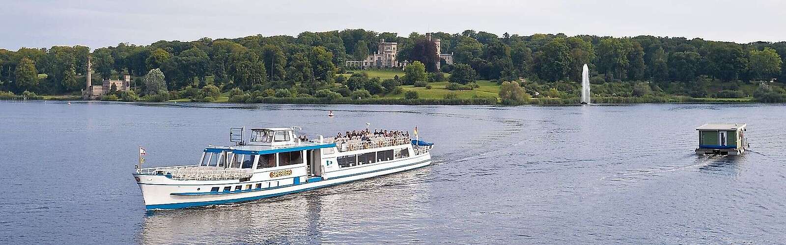 Ausflugsschiff vor dem Park Babelsberg