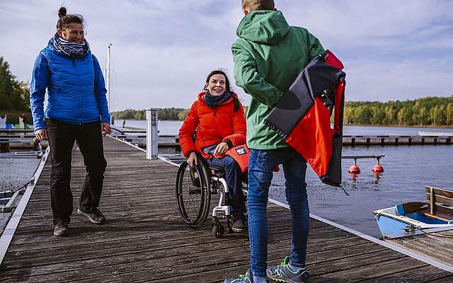 Mutter und Sohn brechen auf zur Paddeltour