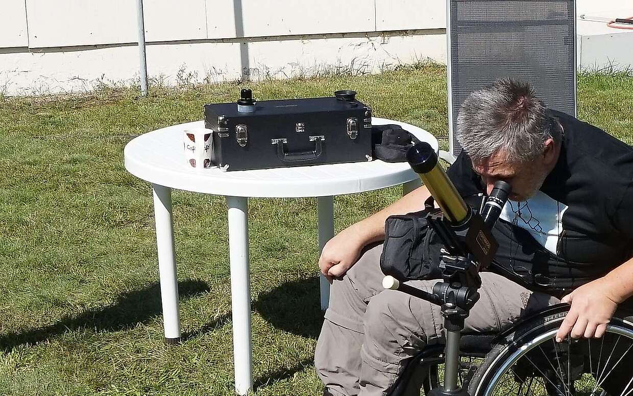 Manfred Fischer bei der Beobachtung der Sonne. 