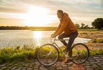 Radfahrer an der Elbe