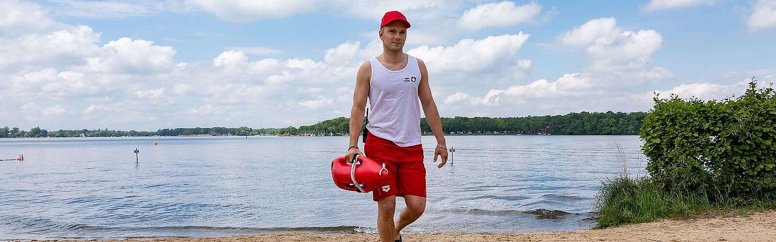 Schwimmmeister Hans Behrendt im Waldbad Templin