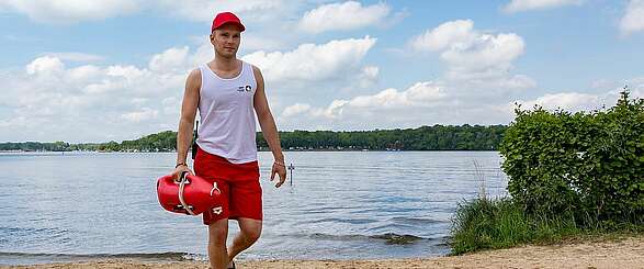 Schwimmmeister Hans Behrendt im Waldbad Templin