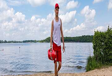 Schwimmmeister Hans Behrendt im Waldbad Templin