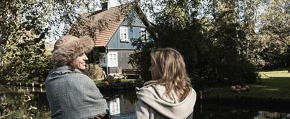 Frauen stehen am Fließ in Lehde