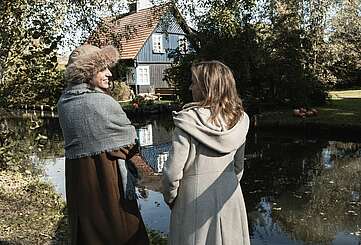 Frauen stehen am Fließ in Lehde