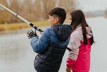 Kinder angeln am Finowkanal