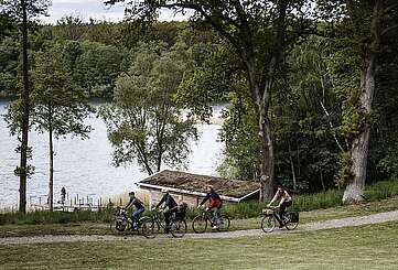 Radfahrer im Park auf Schloss und Gut Liebenberg