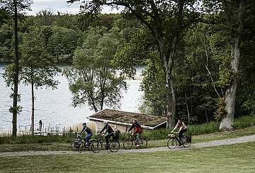 Radfahrer im Park auf Schloss und Gut Liebenberg