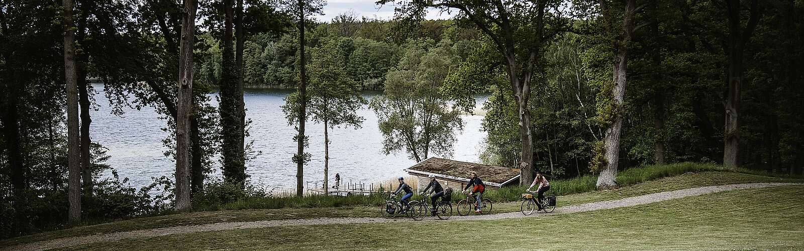 Radfahrer im Park auf Schloss und Gut Liebenberg