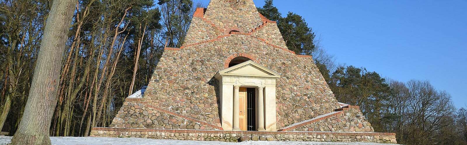 Die Feldsteinpyramide von Garzau