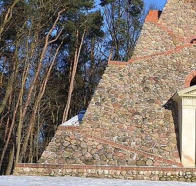 In Garzau steht eine Pyramide aus Feldsteinen